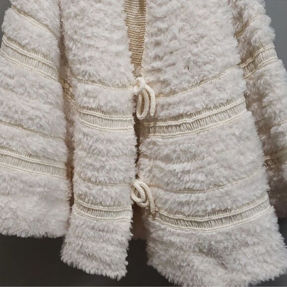 Rachel Zoe NWT 52" Round Plush Cream Tree Skirt - Picture 2 of 10